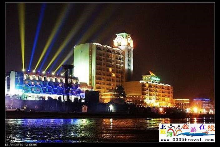 秦皇島海景酒店（原海景假日酒店）是秦皇島酒店中距離海灘最近海景效果最好掛牌五星級海景度假酒店,東戴河佳兆業(yè)鉑域酒店客房會議餐飲咨詢預(yù)訂電話0335-3522599.